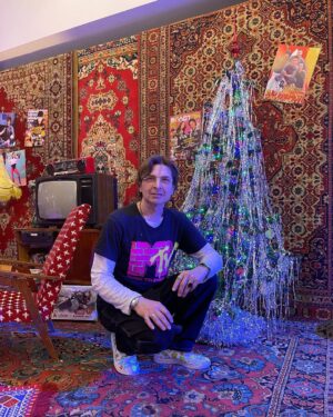 Alexandr Belonogov Instagram - В кадре: самый настоящий уютный новогодний уголок в какой-то квартире. 

Надеюсь, сейчас у всех доброе настроение, все фотографируются у ёлки, обнимаются, суетятся на кухне, пишут или звонят всем, встречают гостей, говорят спасибо году уходящему, ждут наступления года нового 🎄🎅🏼❄️ 

Вот и этот паренёк говорит «Спасибо тебе, 2023 и… пока! Здравствуй, 2024!» ❤️

#АлександрАнатольевич 
🎙️🤓📡💻📻📺🇷🇺