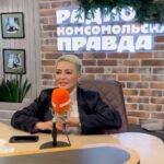 Alexandr Belonogov Instagram - Вот отрывки из новогоднего выпуска «Настоящего Хит-Парада». Смотрите и слушайте итоговый выпуск 2023 целиком сегодня в эфире в 20:00 на @radio.kp @katyalelofficial #АлександрАнатольевич 🎙️🤓📡💻📻📺🇷🇺