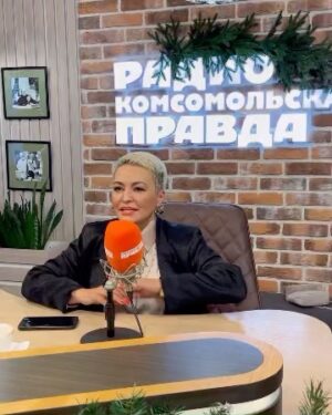 Alexandr Belonogov Instagram - Вот отрывки из новогоднего выпуска «Настоящего Хит-Парада». 
Смотрите и слушайте итоговый выпуск 2023 целиком сегодня в эфире в 20:00 на @radio.kp 

@katyalelofficial 
#АлександрАнатольевич 
🎙️🤓📡💻📻📺🇷🇺