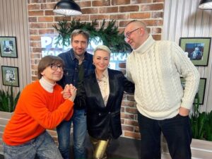 Alexandr Belonogov Instagram - Друзья, ясно, что без этой песни никак нельзя, немыслимо, недопустимо! Фото и видео - наиполнейший эксклюзивнейший эксклюзив, ведь это НХП на @radio.kp 📸 Всем - «муси-пуси» и обнимашки, пойте, танцуйте, пожалуйста, порадуйте себя и своих близких ❤️

@katyalelofficial 
#АлександрАнатольевич 
🎙️🤓📡💻📻📺🇷🇺