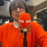 Alexandr Belonogov Instagram - Про цвет: это 🍊мандарин или 🥕морковка, спросите вы? Не важно, но раз уж 🎅🏼🎄Новый год, то мандарин, конечно. Мечтаете об исполнении желаний? Мы постараемся исполнить некоторые из них в эфире. Tangerine Dream в программе, увы, не будет, ведь вы за них не голосовали. Всё будет по статистике, которую вы сами составляли весь год. Настоящий Хит-Парад встречать Новый год готов! @radio.kp #АлександрАнатольевич 🎙️🤓📡💻📻📺🇷🇺