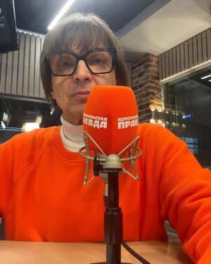 Alexandr Belonogov Instagram - Про цвет: это 🍊мандарин или 🥕морковка, спросите вы? Не важно, но раз уж 🎅🏼🎄Новый год, то мандарин, конечно. Мечтаете об исполнении желаний? Мы постараемся исполнить некоторые из них в эфире. Tangerine Dream в программе, увы, не будет, ведь вы за них не голосовали. Всё будет по статистике, которую вы сами составляли весь год. Настоящий Хит-Парад встречать Новый год готов! 

@radio.kp 
#АлександрАнатольевич 
🎙️🤓📡💻📻📺🇷🇺