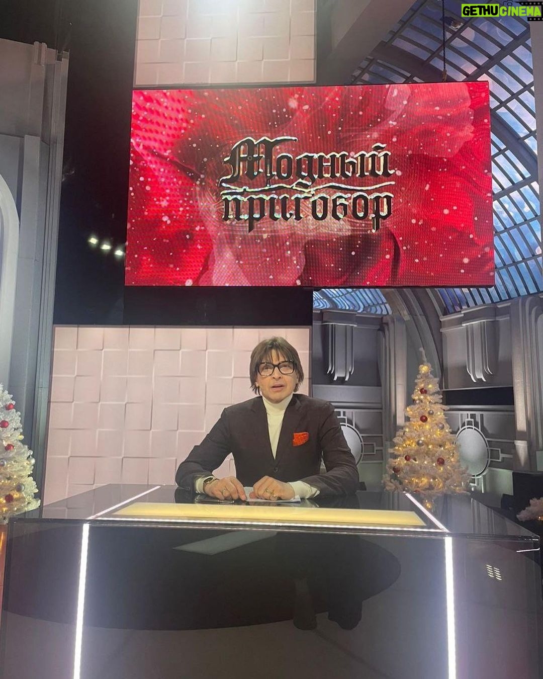 Alexandr Belonogov Instagram - Смотрите с завтрашнего дня в 10:15 программу «Модный приговор»(да, он возвращается). На Первом. В некоторых выпусках и я принял участие. До встречи в эфире. #АлександрАнатольевич 🎙️🤓📡💻📻📺🇷🇺