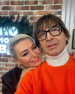 Alexandr Belonogov Instagram - Всем - сбор! Мы сейчас уже в студии НХП на @radio.kp 🙌

@katyalelofficial 
#АлександрАнатольевич 
🎙️🤓📡💻📻📺🇷🇺
