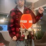 Alexandr Belonogov Instagram - Теперь танцую по её вине, мне это сницца, в глазах двоицца. По телу дрожь, мурашки по спине, всюду Царицца - не остановицца! Мальчик поплыл, чуть не упал, но как он стараецца, а как он стесняецца… @radio.kp #АлександрАнатольевич 🎙️🤓📡💻📻📺🇷🇺