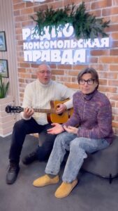Alexandr Belonogov Instagram - На носу финальный декабрьский выпуск «Настоящего Хит-Парада» на @radiokp Не забываем, ждём, смотрим, слушаем и, конечно, поём: https://youtube.com/@truechart суббота 09:00 воскресенье 20:00 #АлександрАнатольевич 🎙️🤓📡💻📻📺🇷🇺