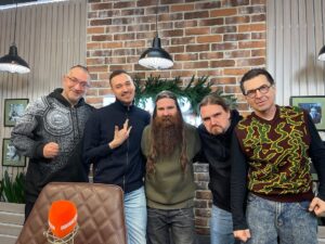 Alexandr Belonogov Instagram - Ермак покоряет! Про Сибирь и великого казачьего атамана по имени Ермак Тимофеевич вы и сами прочитаете в правильных книгах. А мы постараемся познакомить вас ближе с группой «Ермак!» и их творчеством. Эти ребята покоряют сердца аудитории в радиоэфирах и на своих выступлениях. 

Смотрите и слушайте здесь: https://youtu.be/cq-XcVncZTU?si=1lIRRIqG9iPUxTm9

@ermakband 
@radio.kp 
#АлександрАнатольевич 
🎙️🤓📡💻📻📺🇷🇺
