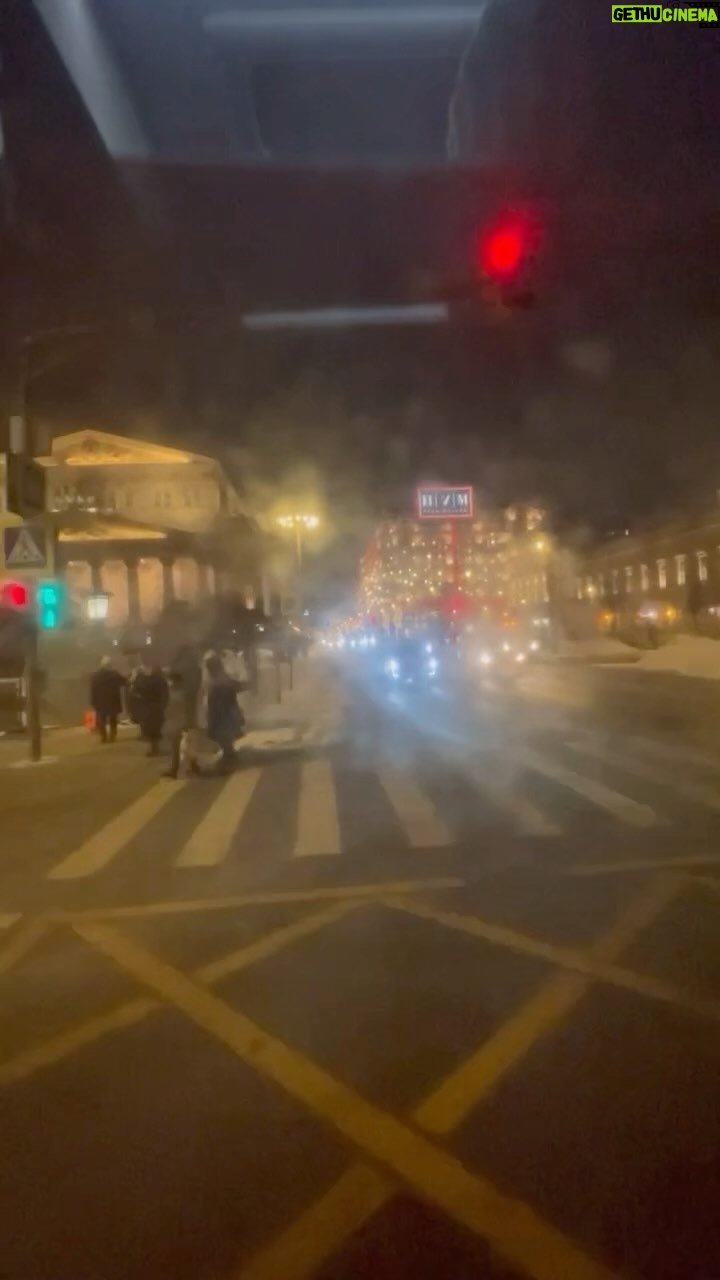 Alexandr Belonogov Instagram - по этой стороне дороге и в этом направлении можно было ехать лет 30 назад, но как-то вечером недавно, глядя в окна… кстати, уже прямо совсем зима-зима ❄️ #АлександрАнатольевич 🎙️🤓📡💻📻📺🇷🇺