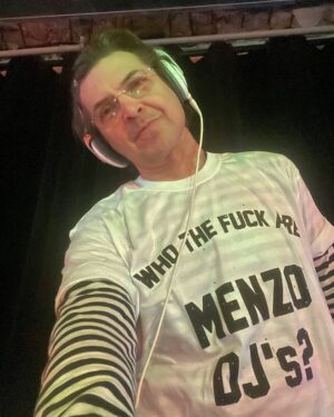 Alexandr Belonogov Instagram - Отмечаем 13 лет Menzo DJ’s 🙌 
Кто ещё не понял «Who the fuck are Menzo DJ’s?»… приходите в Профсоюз бар немедленно! ❄️

@menzodjs
@profsouz_bars
@gregmus1c
@d_one_dj 
@yastrogiy
@stixx.lil 

#menzodjs #whothefuckaremenzodjs #впрофсоюзе
#АлександрАнатольевич 
🎙️🤓📡💻📻📺🇷🇺