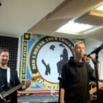 Alexandr Belonogov Instagram - Про клип The Translators “Обратно в СССР»: в начале был Blue October - Say it, потом Миша и Дима написали свои слова, сняли клип, потом они позвали меня выступить вместе с ними, была репетиция, чуть позднее презентация клипа и выступление в 16 тонн. Было весело. Здесь видео с репетиции и выступления. Всё снято зрителями, за что им большое спасибо. В финале - самодельные видео из ваших стортз с after-party, где вообще всё перемешалось и, конечно, самое главное - ссылка на официальное видео клипа: https://youtu.be/lxHvaAXROHQ?si=bImKFLgb5v0KOrIp Всем спасибо! @thetranslatorslive @4akiboy @shumanskiy @serg_up @sergey_aero @n_stravinsky @titenshteyn @16tons_night @falstartbar @gonchbruevich @yastrogiy @menzodjs #menzodjs #АлександрАнатольевич 🎙️🤓📡💻📻📺🇷🇺