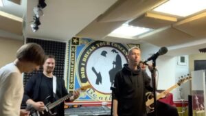 Alexandr Belonogov Instagram - Про клип The Translators “Обратно в СССР»: в начале был Blue October - Say it, потом Миша и Дима написали свои слова, сняли клип, потом они позвали меня выступить вместе с ними, была репетиция, чуть позднее презентация клипа и выступление в 16 тонн. Было весело.

Здесь видео с репетиции и выступления. Всё снято зрителями, за что им большое спасибо. В финале - самодельные видео из ваших стортз с after-party, где вообще всё перемешалось и, конечно, самое главное - ссылка на официальное видео клипа: https://youtu.be/lxHvaAXROHQ?si=bImKFLgb5v0KOrIp

Всем спасибо! 
@thetranslatorslive 
@4akiboy 
@shumanskiy 
@serg_up 
@sergey_aero 
@n_stravinsky 
@titenshteyn
@16tons_night 
@falstartbar
@gonchbruevich 
@yastrogiy 
@menzodjs 

#menzodjs
#АлександрАнатольевич 
🎙️🤓📡💻📻📺🇷🇺