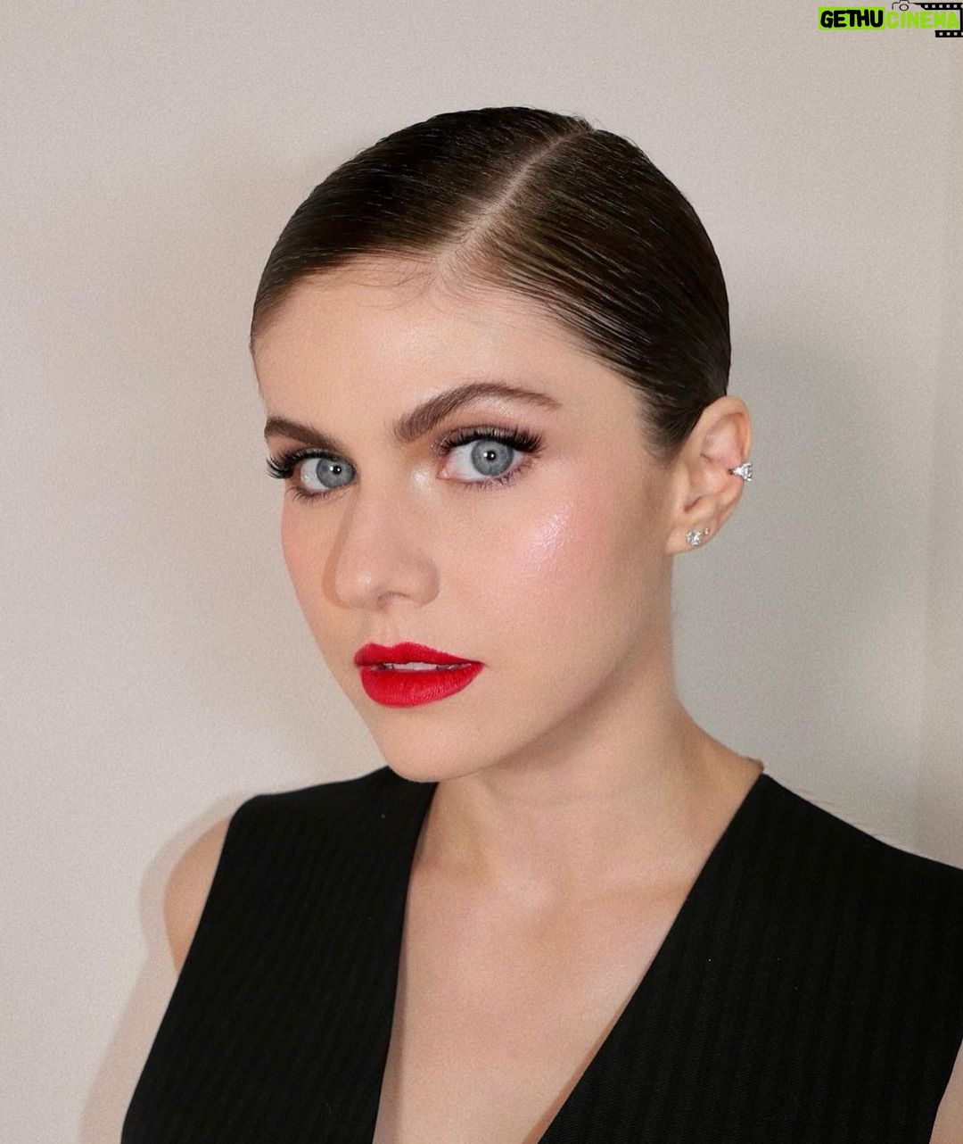 Alexandra Daddario Instagram - DIOR suit of my dreams 😴😘 @bobbyeliot @lotstar #DareinGrisDior #DareLaCollectionPrivee @Dior @DiorBeauty