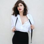 Alexandra Daddario Instagram - I’m just here to help you build upper body mass and prepare for the holidays. ♥️ Thank you @mensjournal!