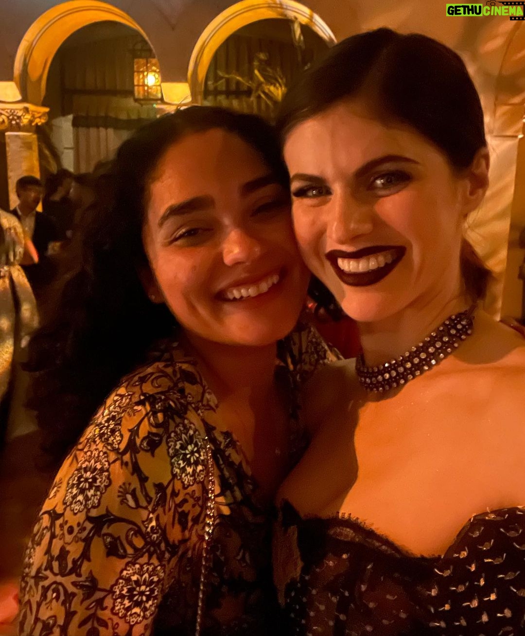 Alexandra Daddario Instagram - Premiere 💫 I can’t wait for y’all to see the show on January 8th!