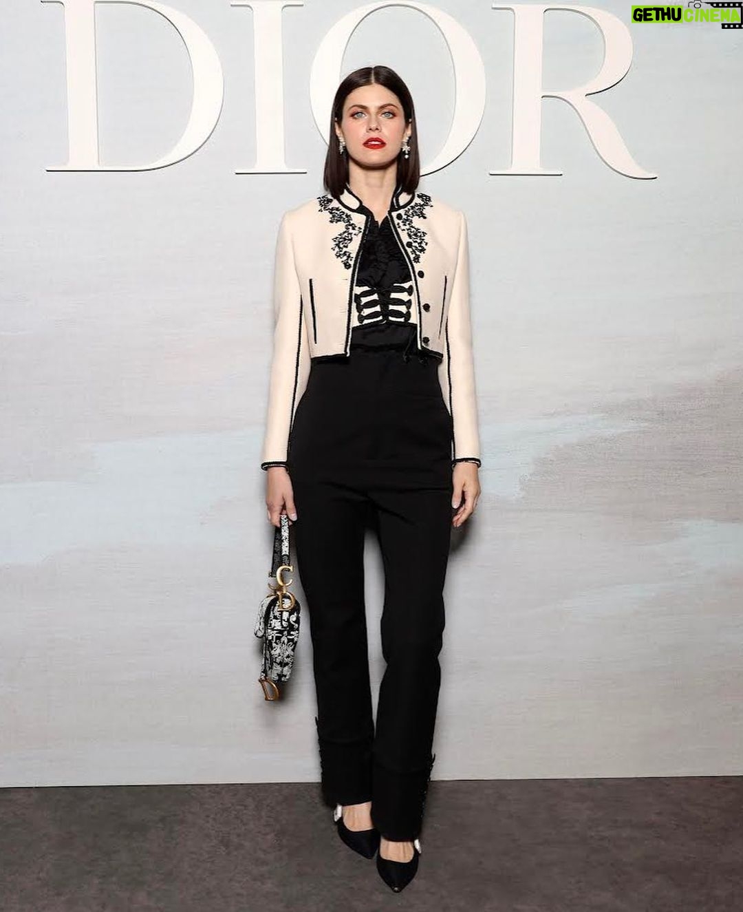 Alexandra Daddario Instagram - J'aime le beau paris, maintenant je vais manger beaucoup de croissants 🥐 @dior Merci @jacobrozenberg pour le 💇🏻♀️