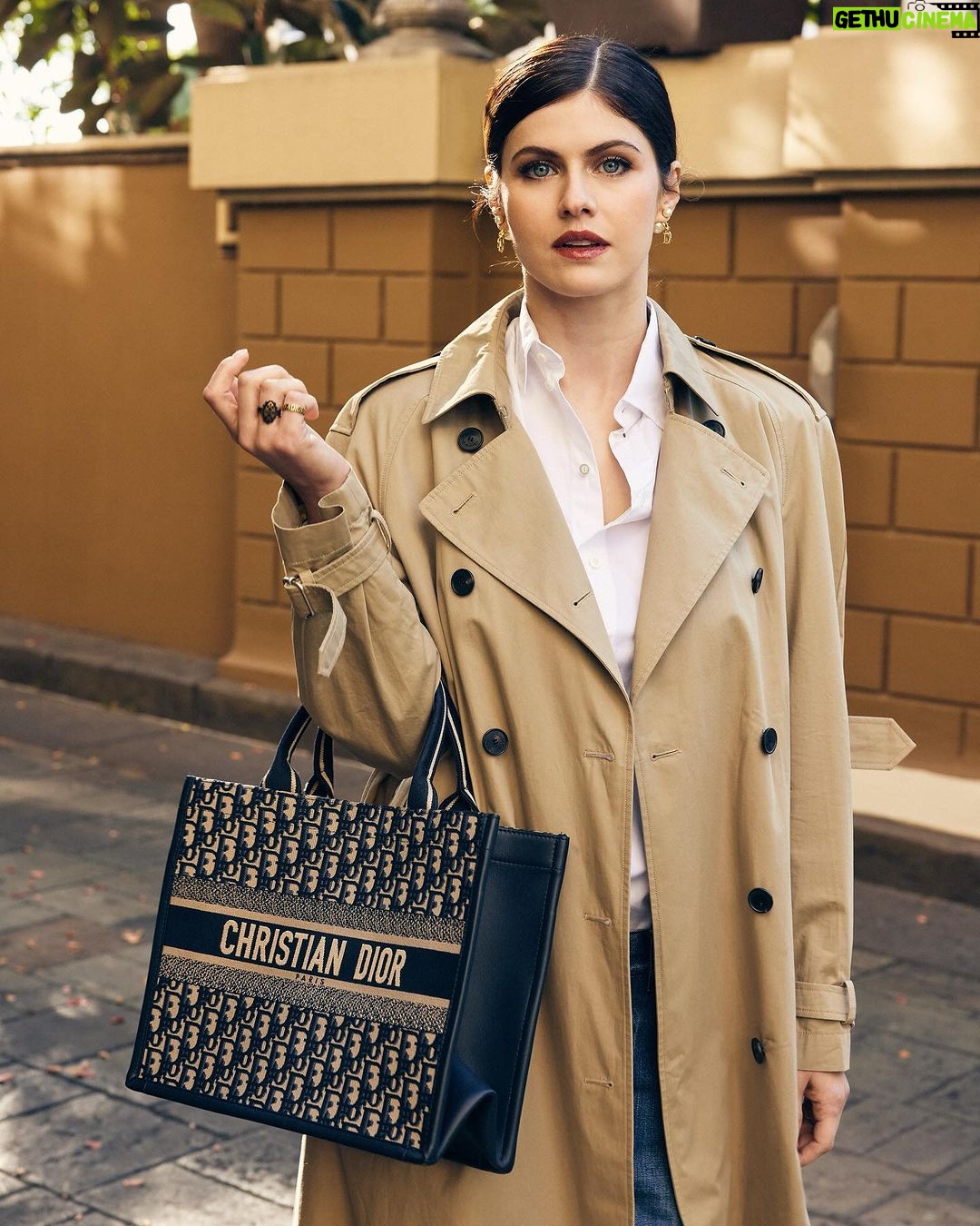 Alexandra Daddario Instagram - @dior @diorbeauty The #diorbooktote is my favorite bag I own! 💼 ⭐️ ❤️