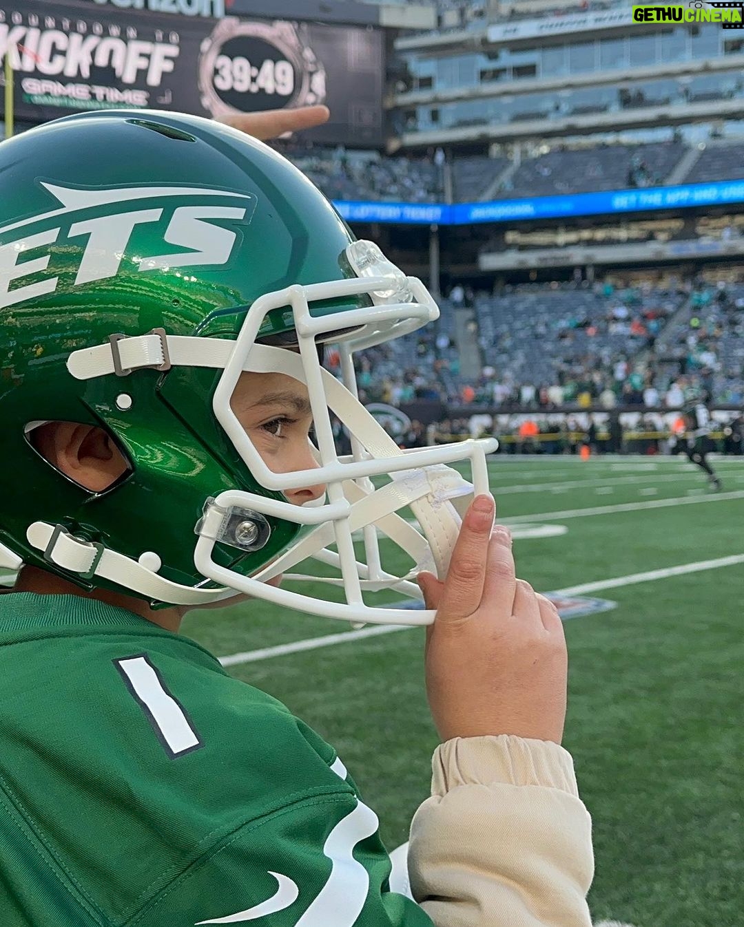 Alexandra Daddario Instagram - Go JETS! @nyjets @metlifestadium