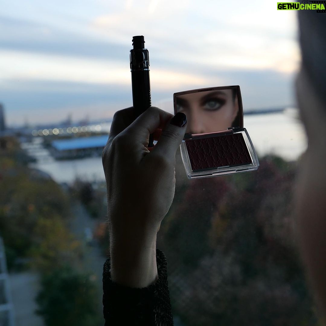 Alexandra Daddario Instagram - . . . 🎉 👗 @diorbeauty @dior 💇♀️ @jacobrozenberg 💄 📸 @makeupvincent 💅 @ohmynailsnyc