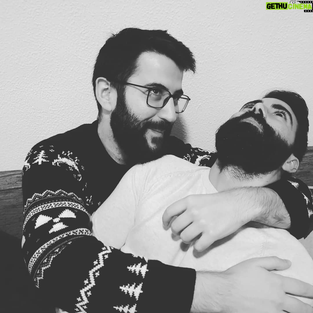 Alexelcapo - 32.1K Likes - Soldado norteamericano con el cadáver de su compañero de batallón. Vietnam 1970