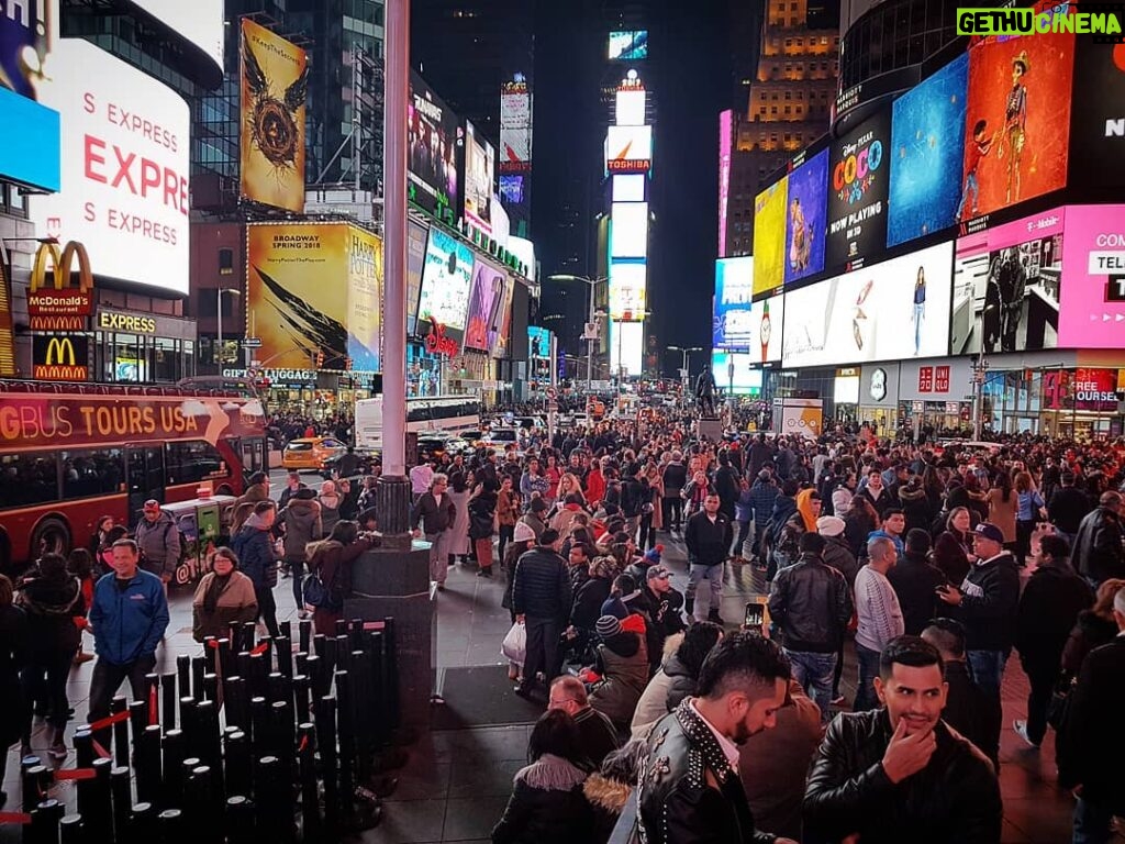Alexelcapo Instagram - Mucha gente un sábado en el centro de Nueva York. ¿Quién lo habría dicho? Madison Square Garden (1879)
