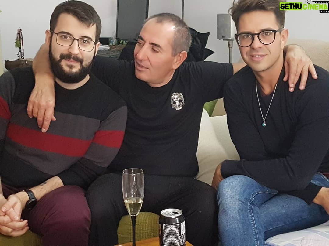 Alexelcapo - 29.2K Likes - Con mi padre y mi hermano. Me abstendré de hacer bromas sobre el tamaño de mi cabeza en relación al resto de mi persona. Buenos días.