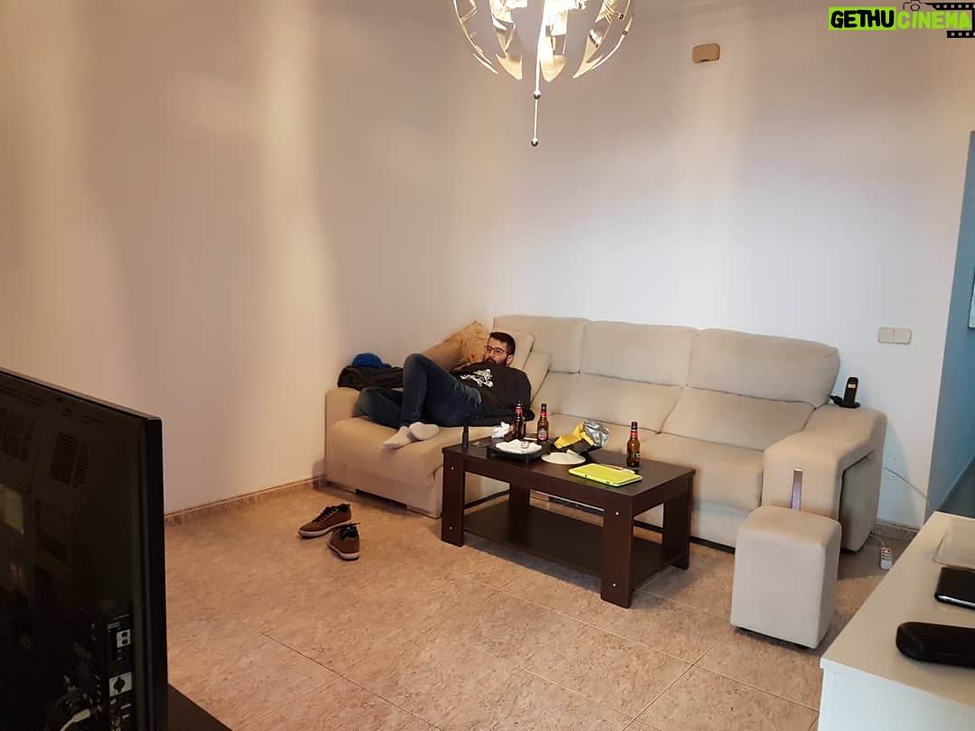 Alexelcapo Instagram - He quedado con mis amigos para comer y mientras hacen la comida yo tengo la importante tarea de mirar el lol y beber cervezas #albahaca
