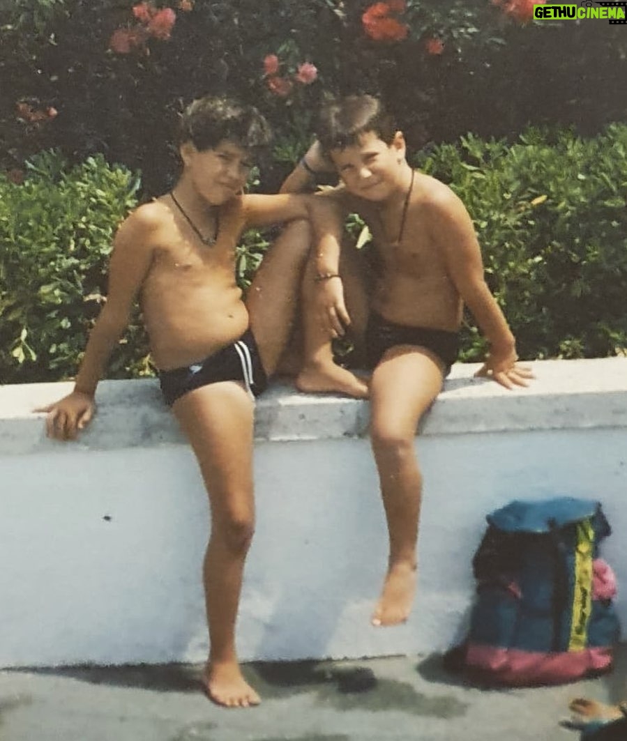 Alexelcapo - 54.9K Likes - En algún momento hace muchos años fui el de la derecha.
