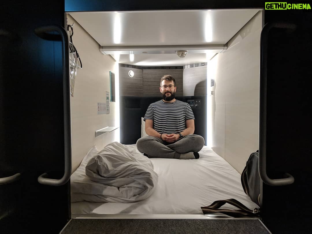 Alexelcapo - 30.6K Likes - El hotel cápsula es mucho más grande de lo que pueda parecer. Por 20€ tienes para dormir, asearte, ducharte y desayuno. Ah, wifi tb. A mí me flipa.
