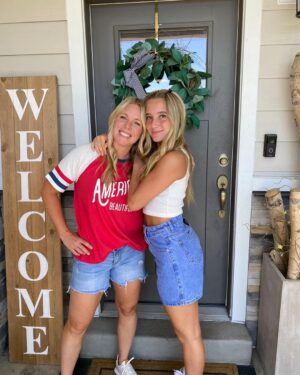 Alexus Oladi Instagram - HAPPY birthday to my cutie mom!!!!!!! don’t know what and where I would be at without you by my side, love you 😍😚