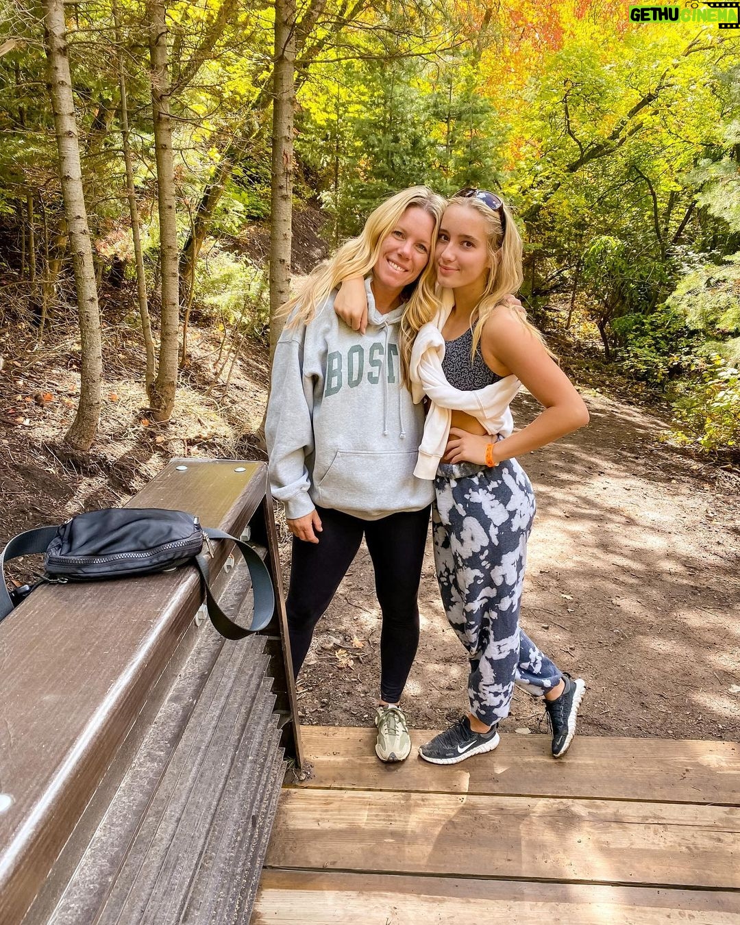 Alexus Oladi Instagram - yearly fall hike 🙃