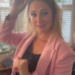 Ali Bastian Instagram - Mamma’s still got it!! 💃🪩⭐️ Celebrating @fraupowuk ‘s amazing hands free breast pump by throwing some ridiculous shapes 🤣 If you're looking for a breastpump you can get 10% off at www.fraupow.com with my code ALIB10 ❤️ #Ad #breastfeeding #handsfreebreastpump #fraupowuk #wearablebreastpump #breastpump #newmum