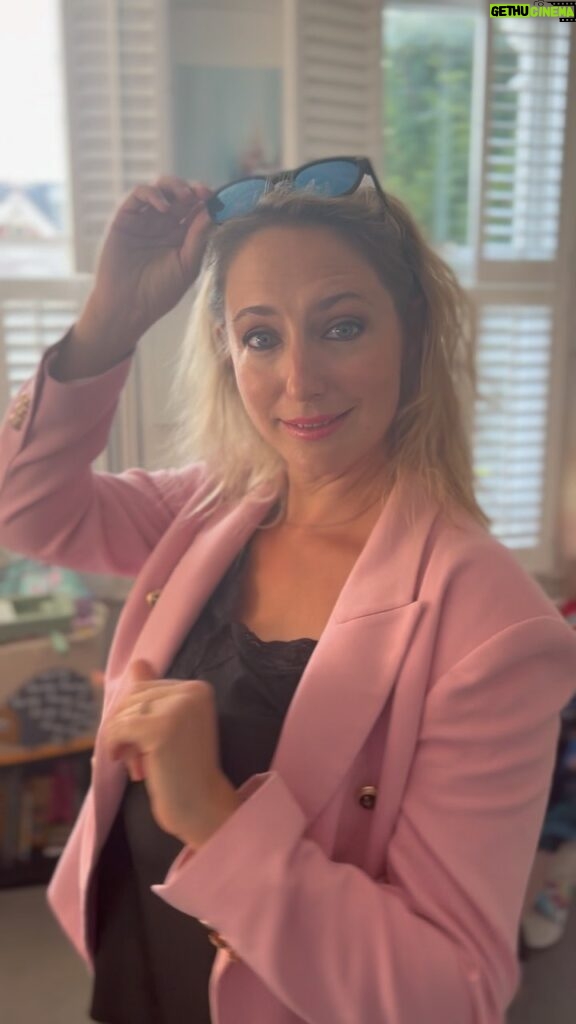 Ali Bastian Instagram - Mamma’s still got it!! 💃🪩⭐️ Celebrating @fraupowuk ‘s amazing hands free breast pump by throwing some ridiculous shapes 🤣 If you're looking for a breastpump you can get 10% off at www.fraupow.com with my code ALIB10 ❤️ #Ad #breastfeeding #handsfreebreastpump #fraupowuk #wearablebreastpump #breastpump #newmum