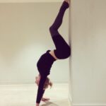 Ali Bastian Instagram - Throw back to pride before fall. I felt so ‘yay.. look at me… I’m such an Insta yogi sensation’ in this moment…. I then got so incredibly stuck it took three people to get me down and I really hurt myself 😂 (disclaimer - this photo is very old. There is no way in hell I could do this now) #instavsreality