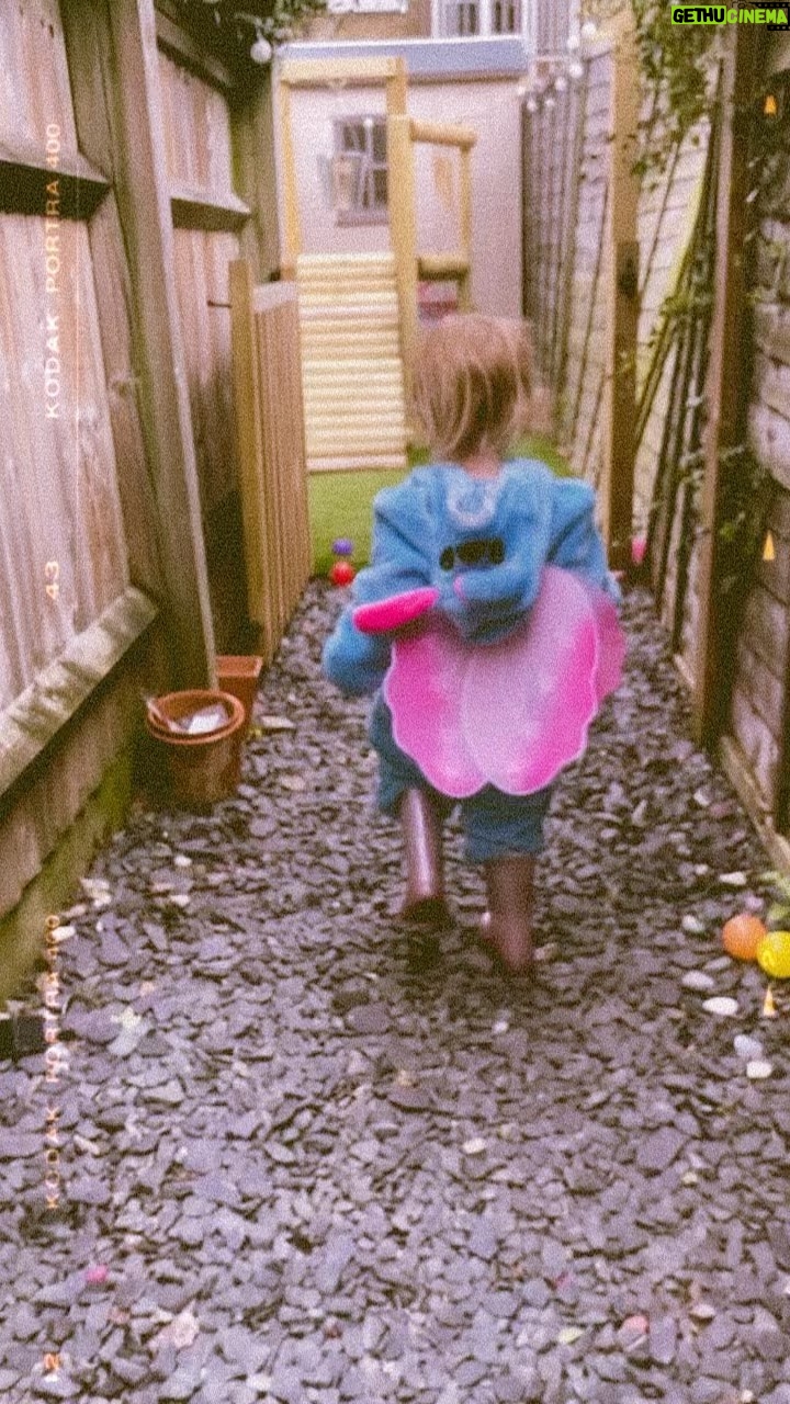 Ali Bastian Instagram - If the last couple of years have given us anything, it’s a much stronger sense of home. Before Isla and the pandemic, D and I led such gypsy lives as actors, dropping everything at a moments notice to travel and chase the dream. We still love our craft but every decision goes through a different filter now. We see home in a new precious light. We have had to find new ways to live and work creatively from home 💫 I think as actors, D and I have never lost our sense of play and wish to nurture that in Isla too. To play, to explore, to create.. Dreaming of sunny summer days in our little garden. We love the @plumplayuk Discovery Woodland Treehouse with built-in potted garden, easy clean painting screen, hanging bucket and wind chimes! Just one of the many beautiful products they make that invites expression, play and curiosity…. do check them out PlumPlay.co.uk Use: Alb10 for 10% off! #collab