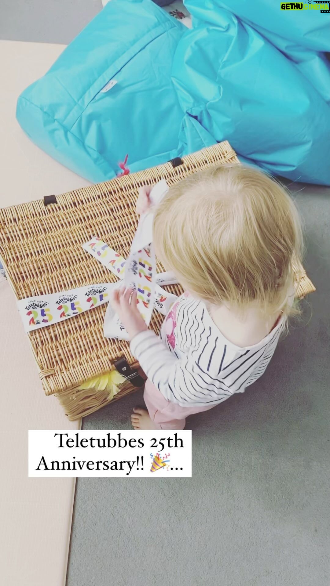 Ali Bastian Instagram - Happy 25th Anniversary @teletubbieshq 🎉🎉🎉 Thank you so much for including us in your celebrations!!! #TT25 #TTVIP #prgift