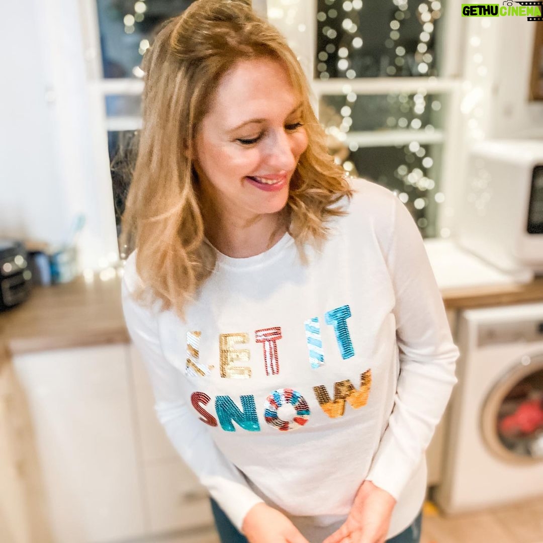 Ali Bastian - 799 Likes - The best parties are always in the kitchen!! ❤️🍾 We are going FULL CHRISTMAS early again this year and hoping to get the decorations up today!! Eeeeek!! 🎄 Get into the holiday spirit with these fun, playful Christmas jumpers from @youknowwhosuk
You Know Who’s family run business offers high street brands for less and great affordable prices. Link in my stories ❤️
Available in a range of colours and designs, if elves and Santa motifs aren’t for you these sequin embellished
Jumpers that feature ‘Gingle bells’ and cute colour block slogans!
A great option for the upcoming Christmas jumper day. Enjoy!! ❤️🍾 AD
youknowwhos.co.uk