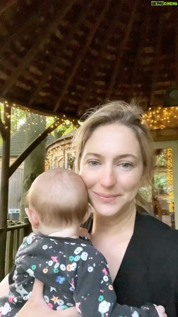 Ali Bastian Instagram - So much more to come… but here’s a little window into the magic that is @narniatreehouse 🧚🧚🧚🧚💫First little getaway as a family of 4…. Annnnnnd exhale ⭐️⭐️⭐️⭐️⭐️ @davidcomahony #travel #staycation #travelreview #family #familyholiday #baby #babygirl #prcollab