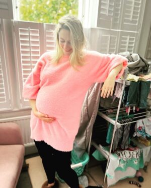 Ali Bastian Instagram - Packing a 26 week old kick boxer! There is no corner of the flat for a bump shot without utter domestic mayhem 🤣 So in the spirit of ‘come as you are’ … I’m casually leaning on my washing. #26weeks #bump #pregnant #secondtrimester #keepingitclassy