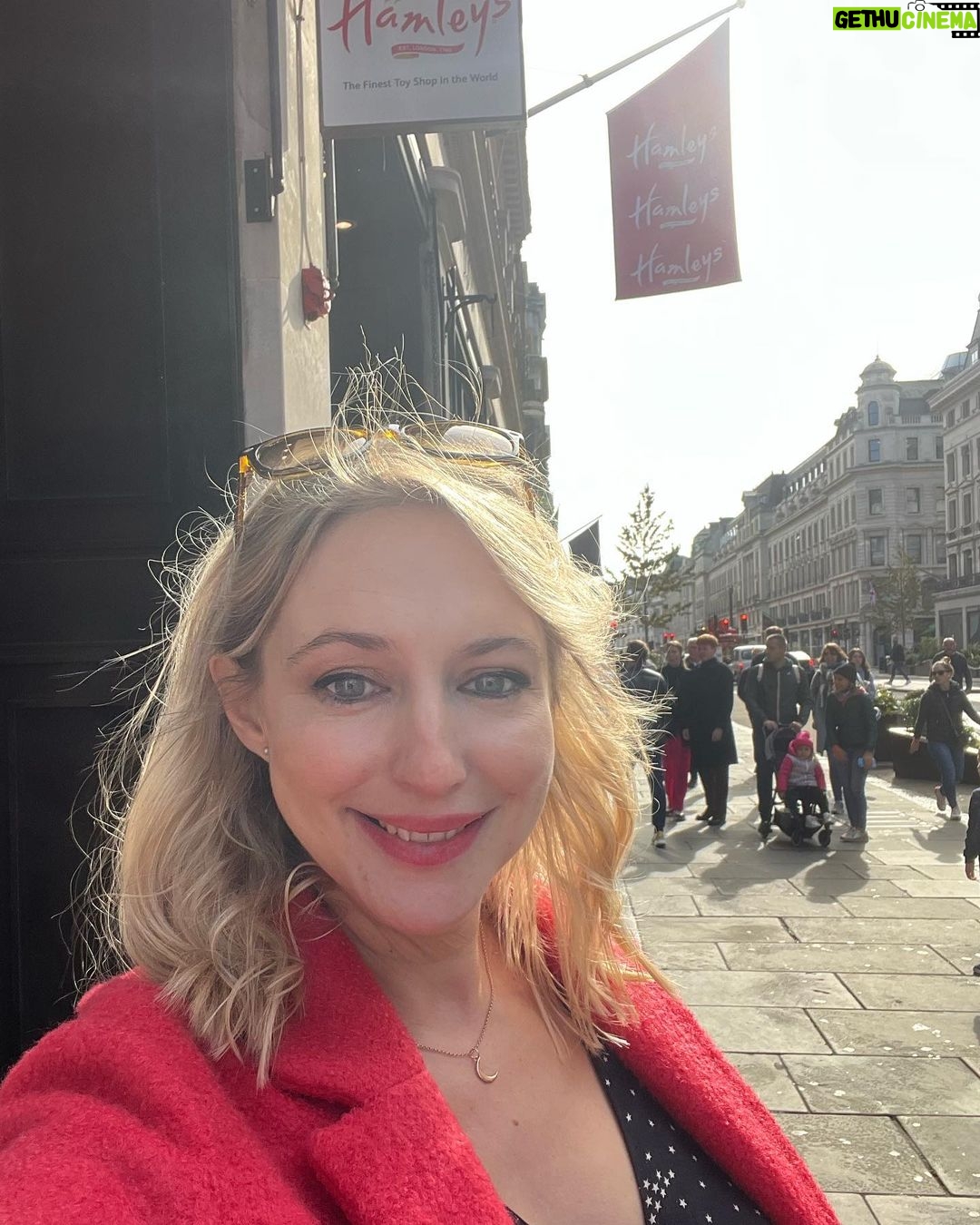 Ali Bastian - 888 Likes - London in the sunshine this morning ❤️☀️🌈