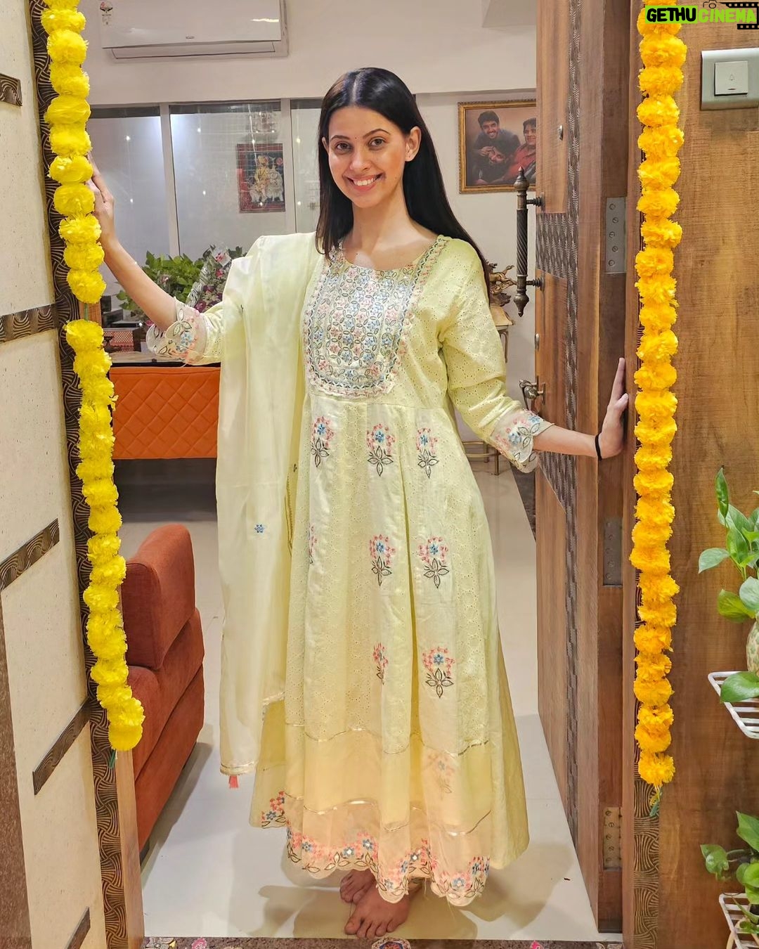Alice Kaushik Instagram - Time for my favorite song 🎵 Mere tumhaare sabke liye Happy Diwaaaaaliiiiiii ❤️🪔 What a beautiful beautiful diwali it was ❤️