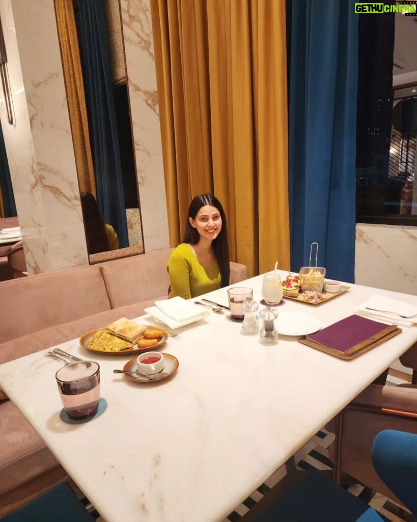 Alice Kaushik Instagram - Date night with my boy @kanwardhillon_ 💋 @firinindia Thank you for hosting us ❤️ The food was fab ❣️ #Cafe #DateNight #FirinIndia #Raddison Radisson Mumbai Goregaon