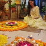 Alice Kaushik Instagram - Time for my favorite song 🎵 Mere tumhaare sabke liye Happy Diwaaaaaliiiiiii ❤️🪔 What a beautiful beautiful diwali it was ❤️