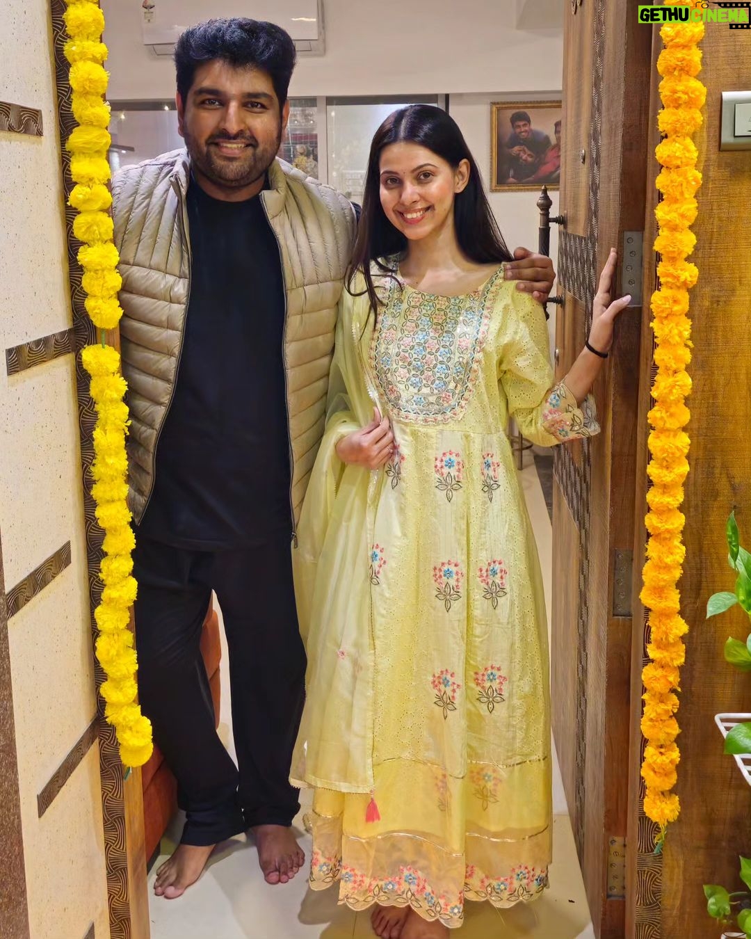 Alice Kaushik Instagram - Time for my favorite song 🎵 Mere tumhaare sabke liye Happy Diwaaaaaliiiiiii ❤️🪔 What a beautiful beautiful diwali it was ❤️