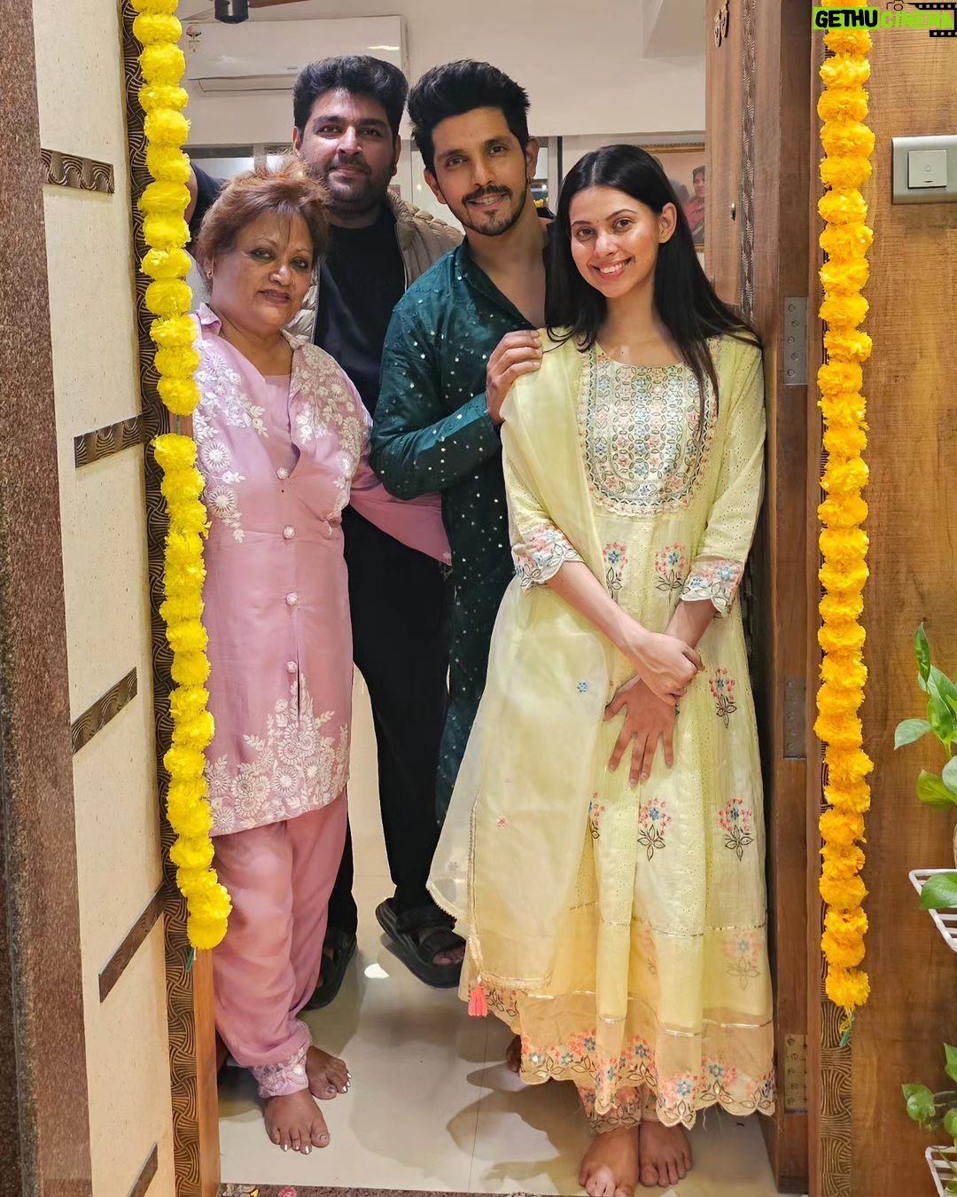 Alice Kaushik Instagram - Time for my favorite song 🎵 Mere tumhaare sabke liye Happy Diwaaaaaliiiiiii ❤️🪔 What a beautiful beautiful diwali it was ❤️