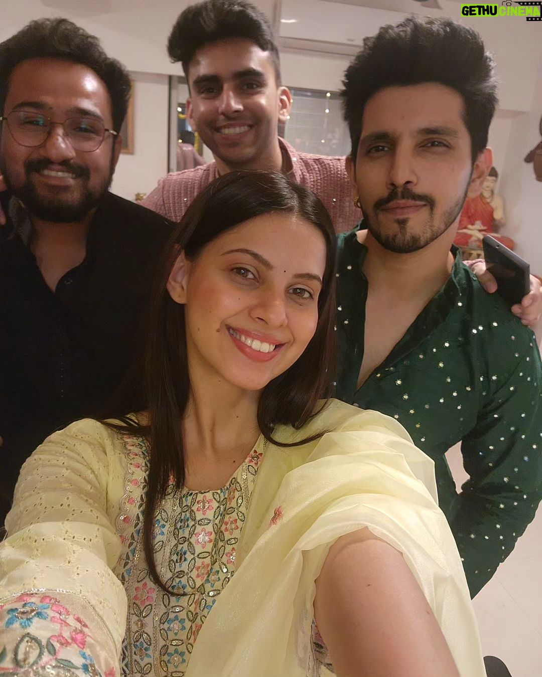 Alice Kaushik Instagram - Time for my favorite song 🎵 Mere tumhaare sabke liye Happy Diwaaaaaliiiiiii ❤️🪔 What a beautiful beautiful diwali it was ❤️
