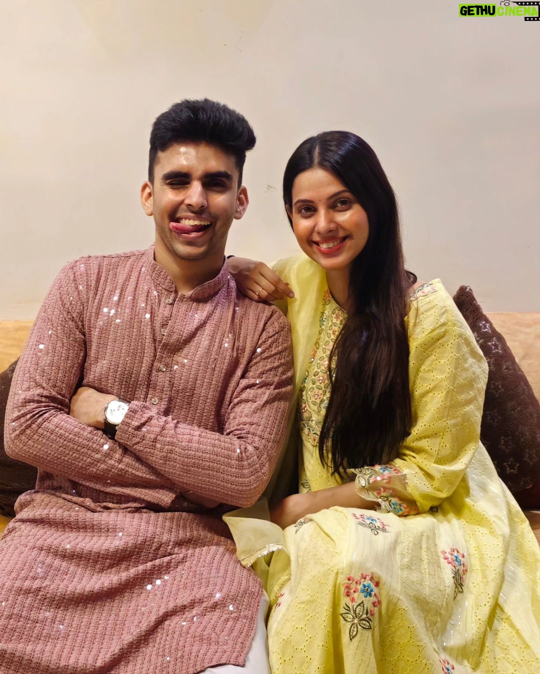 Alice Kaushik Instagram - Time for my favorite song 🎵 Mere tumhaare sabke liye Happy Diwaaaaaliiiiiii ❤️🪔 What a beautiful beautiful diwali it was ❤️