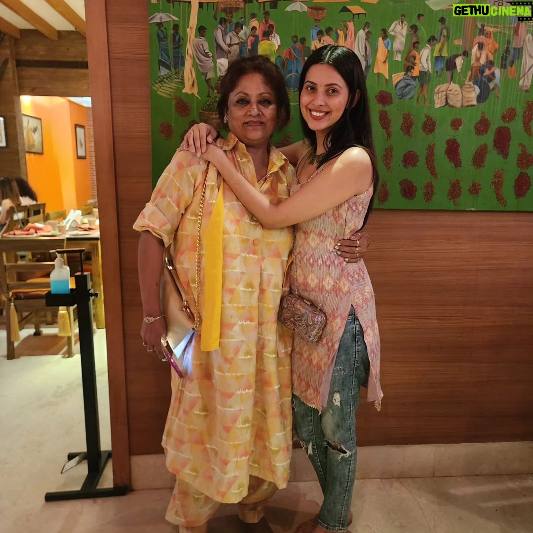 Alice Kaushik Instagram - Last slide from the birthday 🎂 ❤️ #AllLove #FamilyDinner 🌟