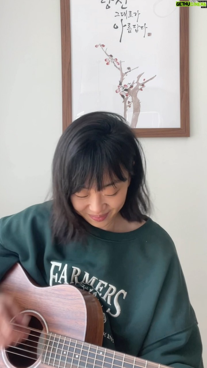 Alice Lee Instagram - Heard this song first as the A.I. Drake version LOL (thank you @kashdaddy1) but I was like wait this song is dope. And I get to sing in Korean!! (Also A.I. will never replace human souls) #jisoo #blackpink #블랙핑크 #flower #꽃 #cover #acoustic 🌺