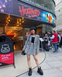 Alice Lee Instagram - CORN NUTS!!! Absolute BIG FUN seeing @heathersmusical on The West End! What a joy and trip down memory lane. Can’t believe we opened this show Off Broadway eight years ago wowowow lol SO VERY seeing it from the audience all these years later and meeting our extended UK fam and fans. Our love is god 🙏🏼 Swipe to see old school Heather Duke living her best life 😂💚💚💚 #heathersmusical #heatherduke #offbroadway #newworldstages #westend #theotherpalace The Other Palace