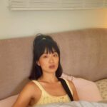 Alice Lee Instagram - Who can relate?? ✌🏼 #girlpower #loveisland #inmybed
